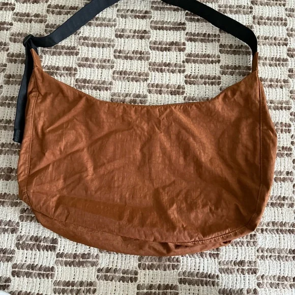 BAGGU Large Brown Crescent Sling Bag - Picture 2 of 11
